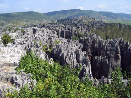 石灰岩の岩山